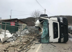 Большегруз опрокинулся на бок из-за ошибки водителя под Туапсе