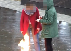 Школьницы, надругавшиеся над Вечным огнем в Краснодарском крае, попали на видео