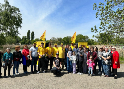 Краснодарские справедливороссы очистили берег Карасуна от мусора и выпустили в пруд рыбу