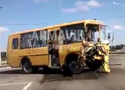 Школьный автобус попал в крупное ДТП на трассе под Гулькевичами