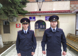 На Кубани двое полицейских вытащили пенсионера из горящего дома