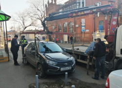 Тротуары по улице Горького в Краснодаре очистили от стихийной парковки 