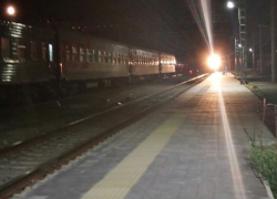  Поезд сбил шедшую по рельсам девушку в Краснодаре 