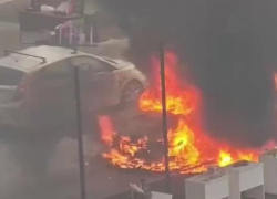 Машина сгорела дотла у многоэтажного дома на Конгрессной