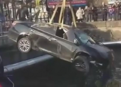 Автомобиль сорвался в реку с "заколдованного" моста в Туапсе