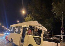 В Анапе водитель пассажирского автобуса врезался в автокран и погиб