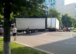 В Краснодаре перевернулась фура с горючим