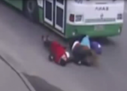   Видео со сбившим трех школьниц в Краснодаре автобусом попало в сеть