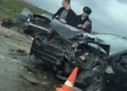 Двух водителей госпитализировали после страшной аварии под станицей Холмской