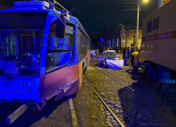 В центре Краснодара легковушка снесла с рельсов трамвай: пострадали 3 человека