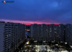 Восходящее солнце озарило небо Краснодара ярким цветом фуксии