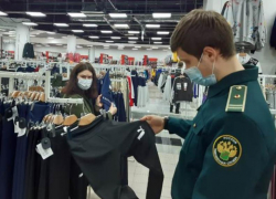 В Краснодаре таможенники накрыли магазин с «паленой» одеждой и обувью