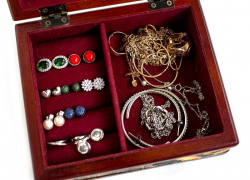 В Сочи сотрудница ломбарда обманула директора на 300 тысяч рублей