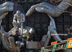 Огромные ладони с мужчиной появились в парке Галицкого 