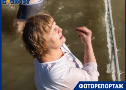Сотни людей, горячий чай и жуткий мороз: фоторепортаж с крещенских купаний в Краснодаре  