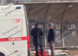 В Краснодаре на автобусной остановке умерла женщина