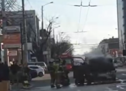 В Краснодаре посреди дороги загорелся автомобиль