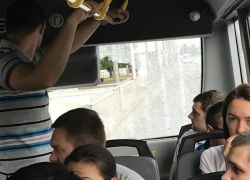  Водитель краснодарской маршрутки не обратил внимания на лопнувшее стекло 