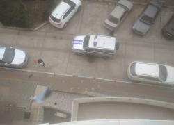 Мужчина погиб после падения из окна высотки в Краснодаре