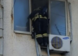 Пожарный в окне: в Новороссийске работа огнеборцев попала на видео