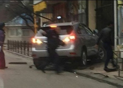 В Анапе «Лексус» врезался в супермаркет
