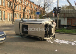 В центре Краснодара перевернулся внедорожник