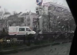 Водитель «Газели» в Краснодаре объехал пробки прямо по пешеходной зоне на Красной