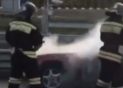 На Кубани на дороге внезапно вспыхнул "БМВ"