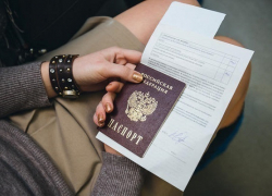 Сотрудник ФМС хотел выдать паспорт 14-летней сочинке за 50 тыс. рублей 