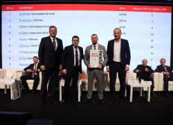 Бизнесмен Николай Амосов, владелец ГК ТОЧНО, получил награду от замминистра строительства РФ Никиты Стасишина 