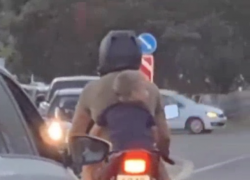 «Отец года»: краснодарцы захейтили мотоциклиста, подвергшего ребенка опасности 