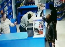 "Зажили как в Америке": кубанскую заправку "обчистили" грабители в масках 