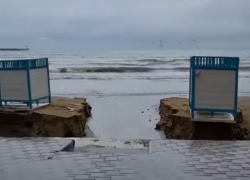 В Анапе сильный ночной дождь затопил город и смыл Центральный пляж