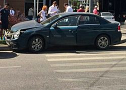 В центре Краснодара лихач на «Ягуаре» сбил девушку