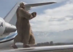 Видеофакт: Кубанский рэпер МОТ зажигательно станцевал на крыле самолета