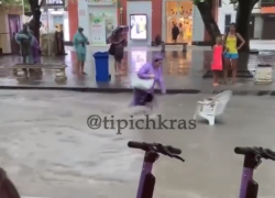 Геленджик затопило: людей сносило потоками воды