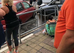 Иномарка сбила толпу людей на остановке в Сочи