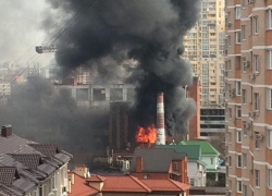 В Краснодаре горит завод, эвакуированы сотрудники