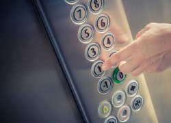 В Краснодаре курьеру грозит 12 лет колонии за мастурбацию на глазах школьниц в лифте