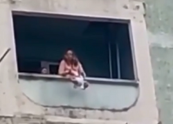 С психикой проблемы: в Краснодарском крае свесившая с балкона двухмесячного младенца мать пойдет под суд