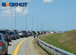 Автомобили оказались в плену заторов на трассах к морю в Краснодарском крае