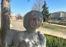 В Краснодарском крае вандалы разрисовали статуи и стены гостиницы