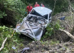 Труп неизвестного мужчины нашли в обрыве после ДТП в Сочи