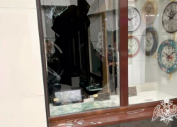 «Швырнул в окно камень и залез на крышу»: дебош в магазине Краснодара