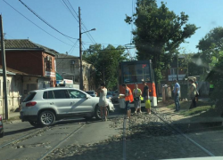 Автоледи на внедорожнике устроила  ДТП в центре Краснодара