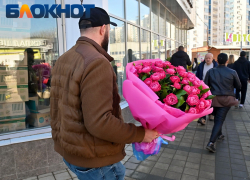 Краснодарцы создали праздничные пробки возле цветочного рынка 