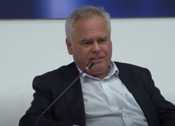 Кубанский миллиардер Касперский приехал на ПМЭФ с «недосмартфоном» 