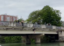 Опасное развлечение детей попало на видео в Краснодаре