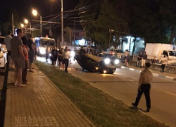  В Краснодаре после столкновения двух машин одна из них перевернулась 