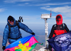 Активисты Русского географического общества подняли флаг Краснодарского края на вершину Эльбруса 